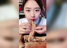 娱乐吃瓜酱女生见网友,娱乐吃瓜酱女生勇敢见网友的甜蜜冒险